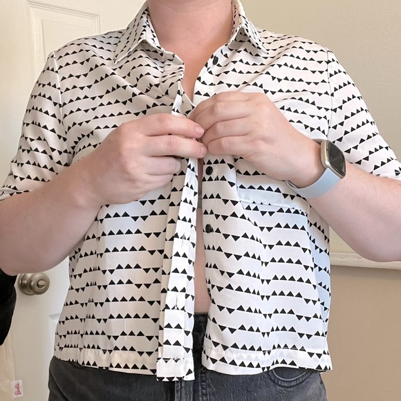 Elodie Triangle Button-up Crop Top - Picture 5 of 5